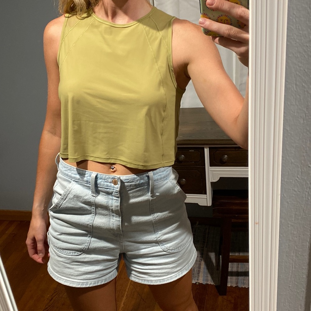 LULULEMON CROP TOP. Green workout open back crop top